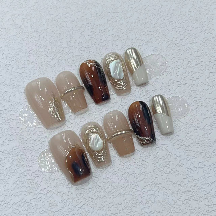 Elegantes Nagelkunstset mit einzigartigen Marmor- und Metallicelementen Karnz