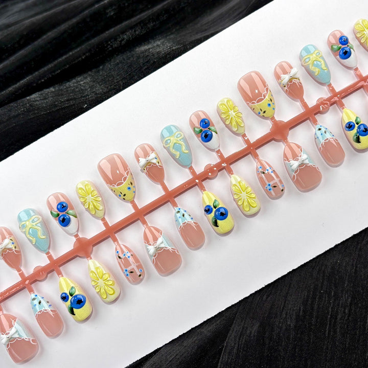 Dekorativer Press-On Nagelkunst Set mit floralem und Schleifenakzent