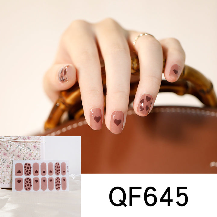 Künstliche Nagelgestaltung mit Herz-Motiv Karnz