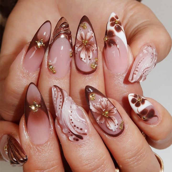 Kunstnagelset mit eleganten 3D-Blütenakzenten und glamourösen Designs Karnz