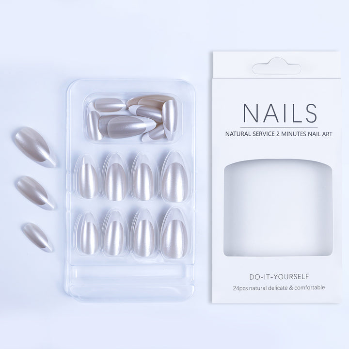 Kunstnägel Im Eleganten French-Tip-Design Karnz