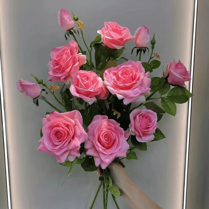 Lebensechte Rosenblumenarrangement