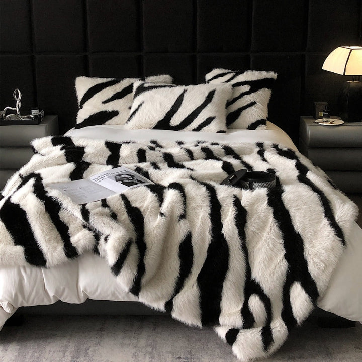 Tagesdecke aus Kunstfell mit Zebra‑Optik und extra flauschiger Struktur