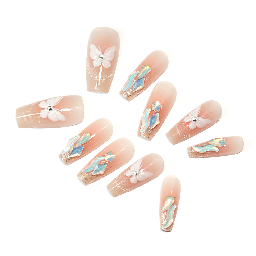 Kunstvolle Nagelverlängerungen mit zartem Blumendesign Karnz