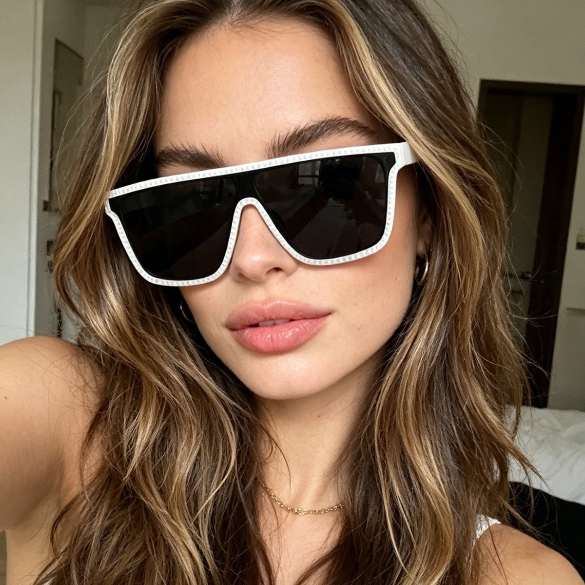 Damen futuristische Mode-Sonnenbrille mit breitem Rahmen und kontrastierenden Gläsern Karnz