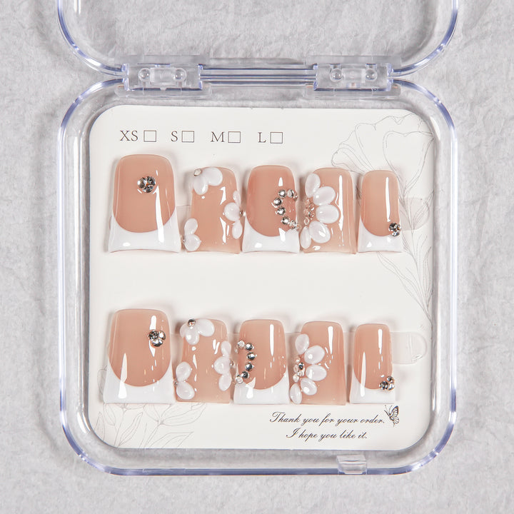 Floral Press-On Nail Set mit Juwelenakzenten