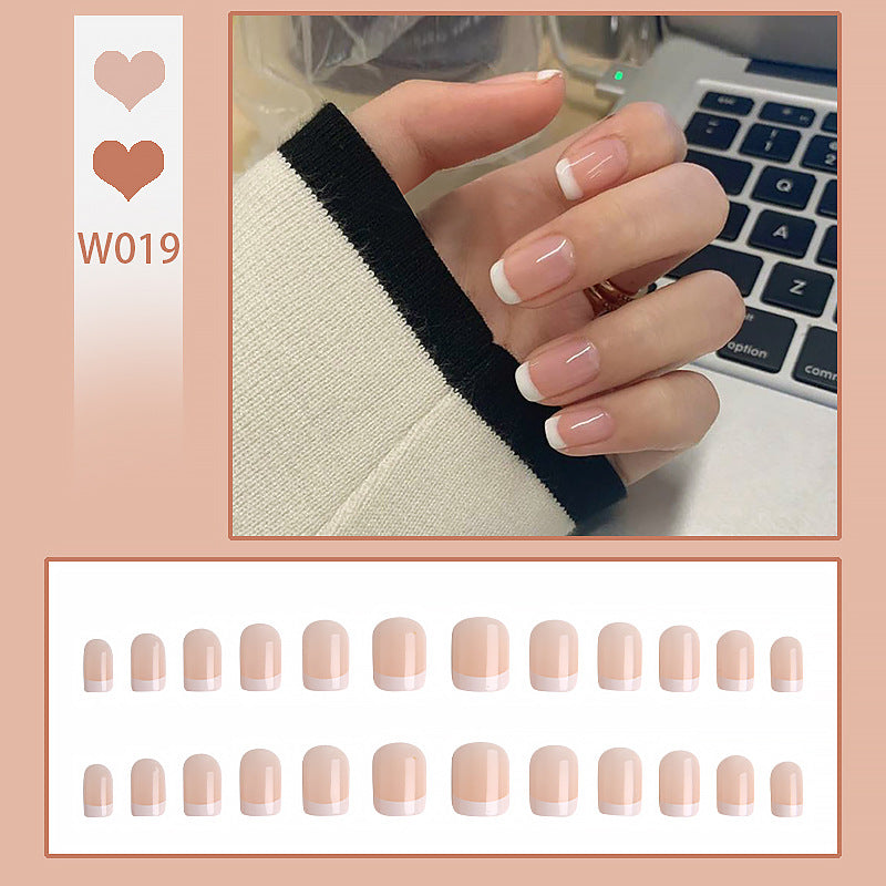Kunstvolle French Tip Kunstnägel Karnz