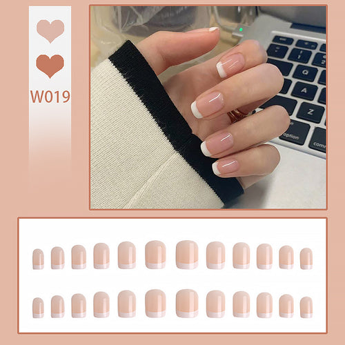 Kunstvolle French Tip Kunstnägel Karnz