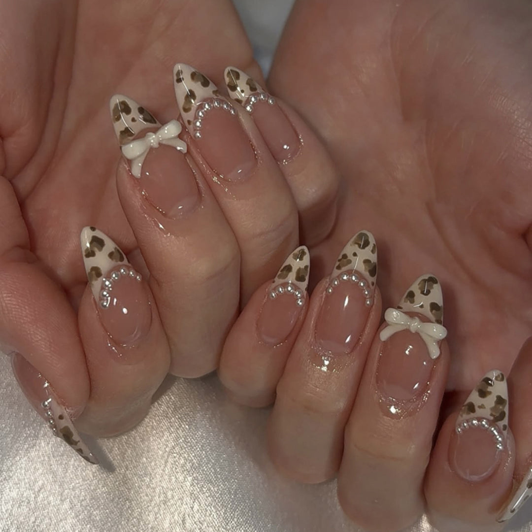 Künstlerisches Press-On Nagelset mit Schleife und Tiermotiv Karnz