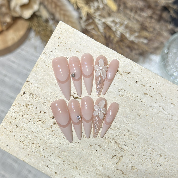 Elegantes Stiletto Press-On Nagelkunstset mit floralen Akzenten Karnz