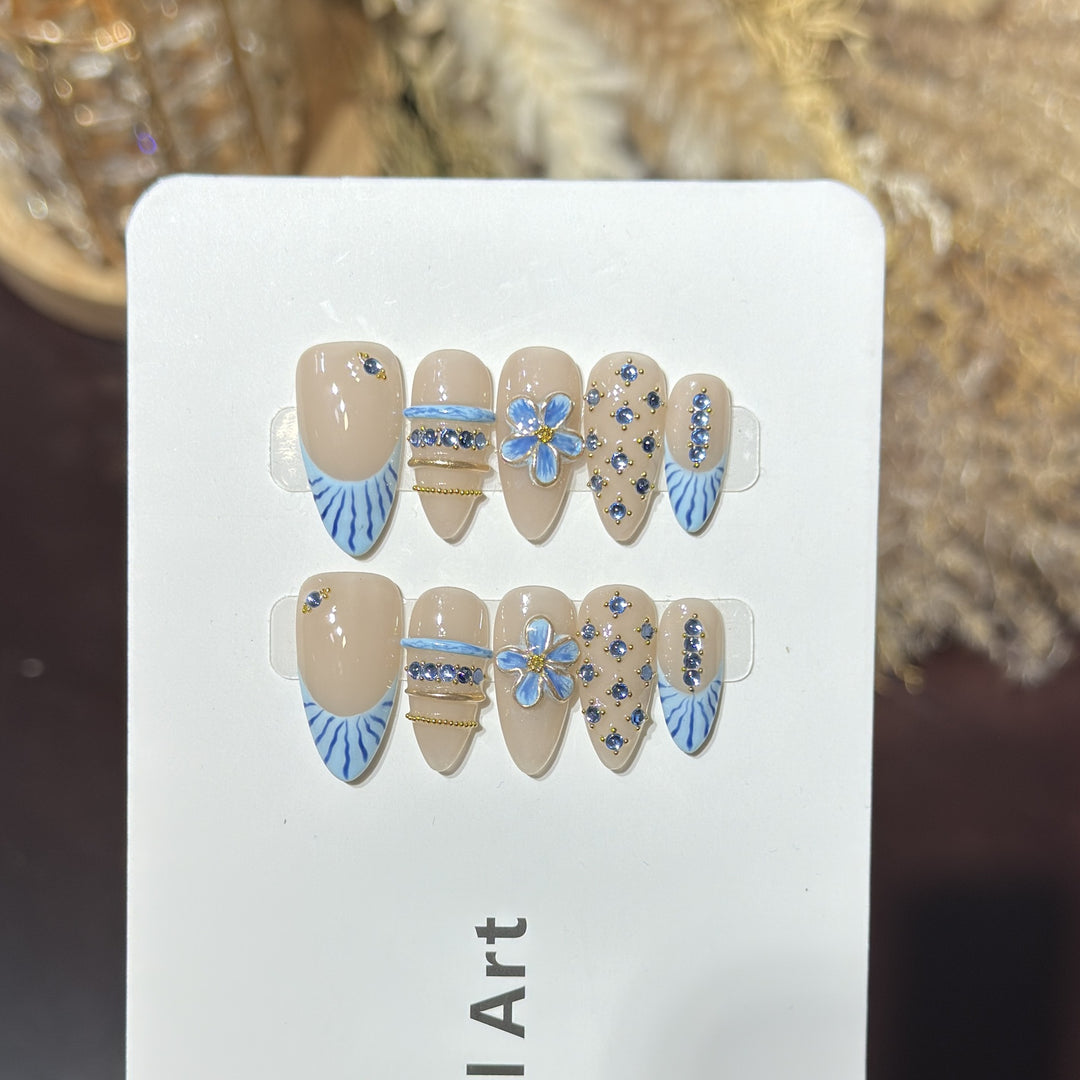 Dekoratives Nagelkunst-Set mit floralem und gemstone Akzent Karnz