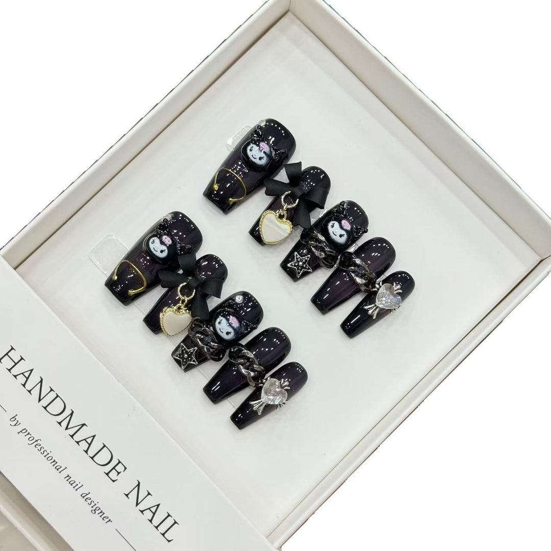 Künstlerisch inspiriertes Press-On Nagelset mit einzigartigen Charms und Designs