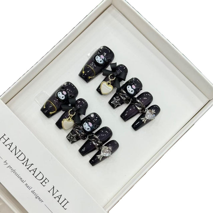 Künstlerisch inspiriertes Press-On Nagelset mit einzigartigen Charms und Designs