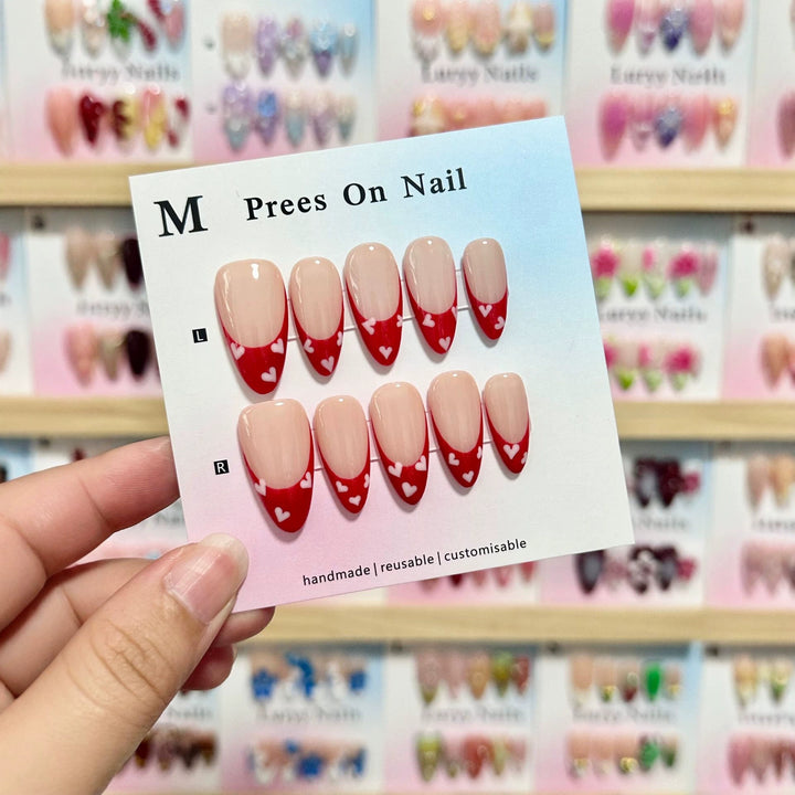 Handgemachtes Press-On Nagelset mit Herzmuster