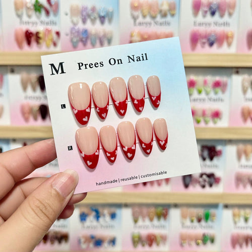 Handgemachtes Press-On Nagelset mit Herzmuster