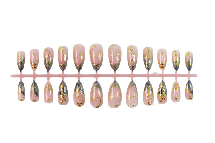 Kunstnagelset im eleganten, kunstvollen Design Karnz