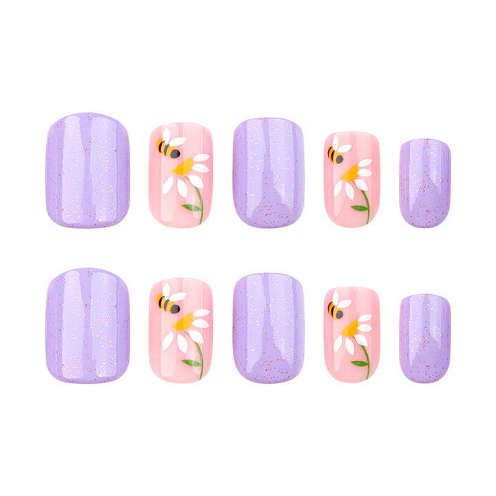 Kunstvoll gestaltete Nagelverlängerungen mit Blumendesign Karnz