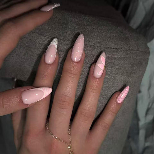 Elegantes Press-On-Nagelkunstset mit einzigartigen Designs Karnz