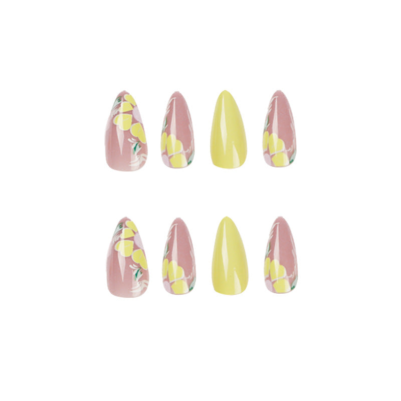 Kunstvolle Nagelkunst mit floralem Design Karnz