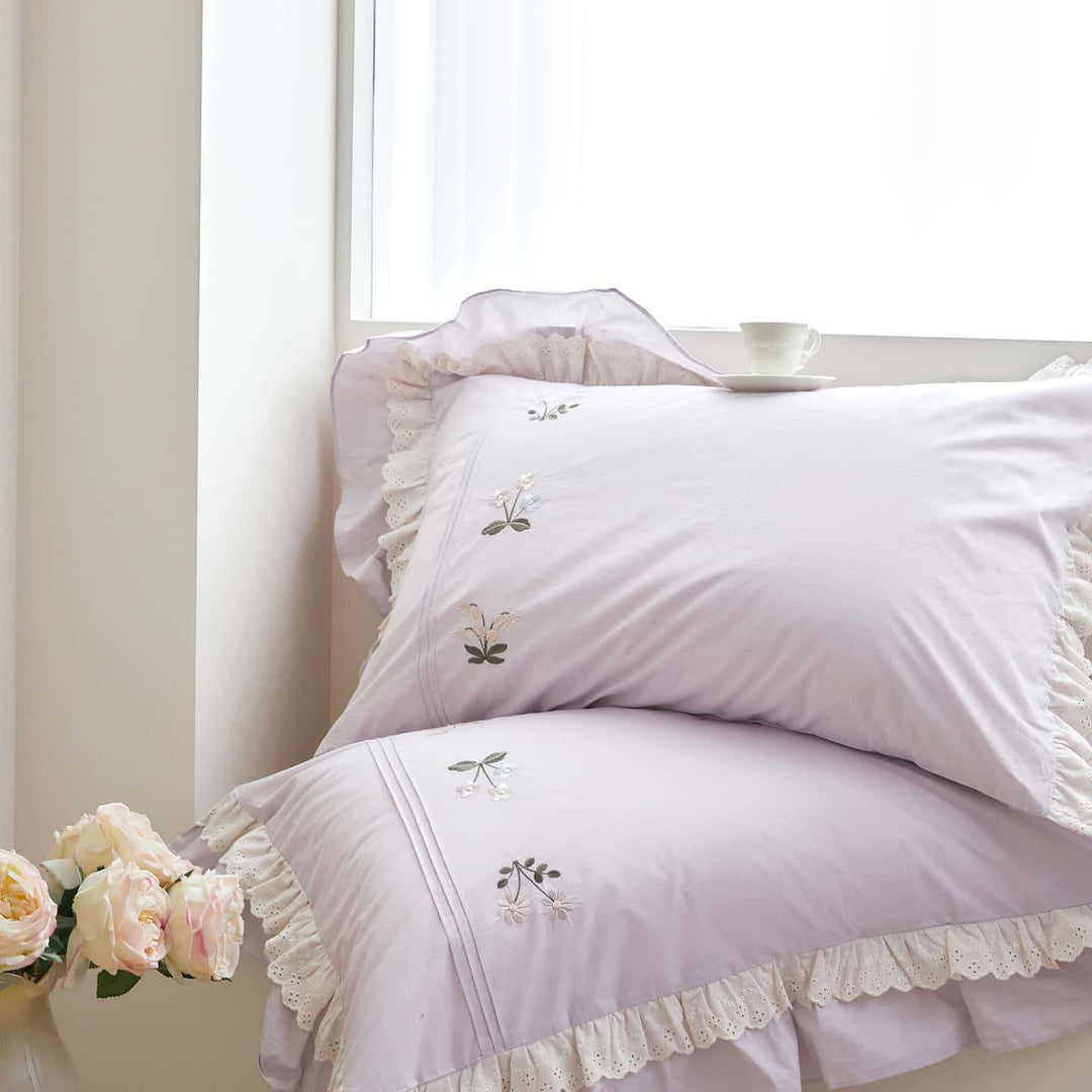 Bettwäsche-Set aus feinem Baumwoll-Sateen mit zarter Blumenstickerei, doppeltem Rüschenvolant und Spitzenbordüre