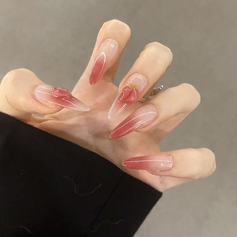 Kunstnagelset in elegantem Ombre-Design mit kunstvollen Akzenten Karnz