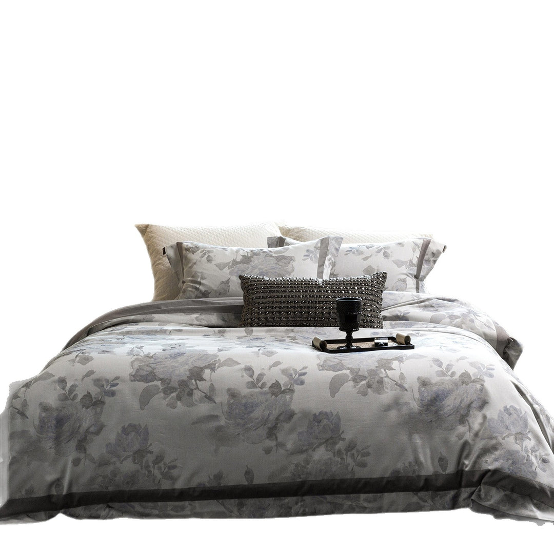 Baumwollsatin-Duvetbezug-Set mit zartem Aquarell‑Blumenprint, Paspelrand und passenden Kissenbezügen