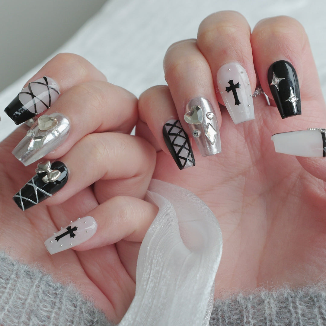 Künstlerisches Press-On-Nagelset mit einzigartigem gotischem und dekorativem Design