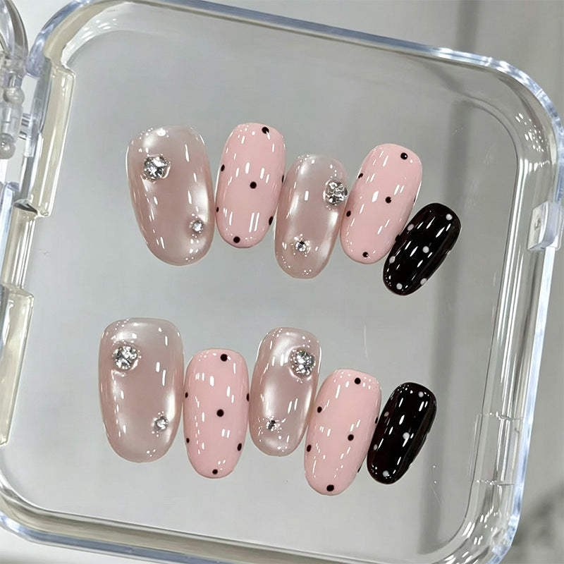 Kunstnagelset mit glamourösen Strassakzenten und modernen Punkten Karnz