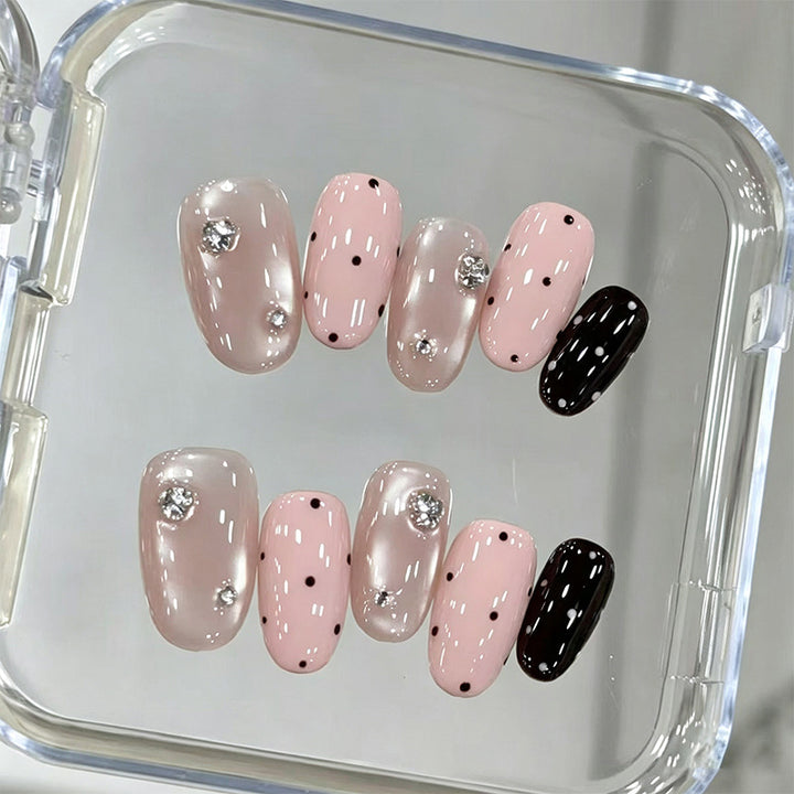 Kunstnagelset mit glamourösen Strassakzenten und modernen Punkten Karnz