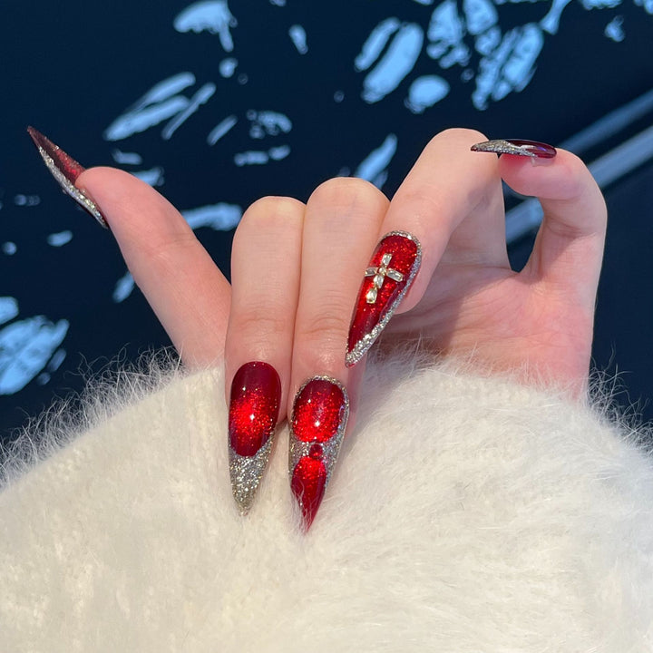 Glamouröse Stiletto Press-On Nagelkunst Set mit funkelnden Verzierungen Karnz