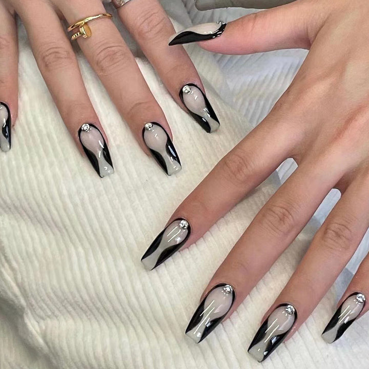 Kunstvolle Nagelverlängerungen mit eleganten Akzenten Karnz
