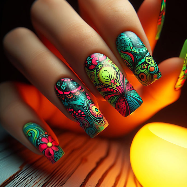 Kreative Kunstnägel mit Leuchtendem Blumenmotiv Karnz