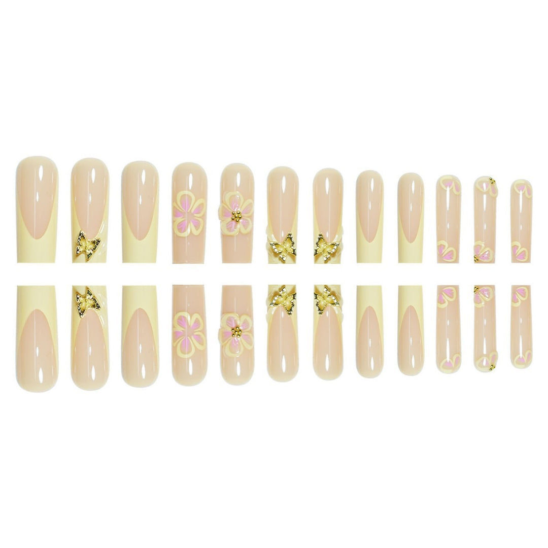 Dekorative Nagelverzierungen mit floralen Akzenten Karnz