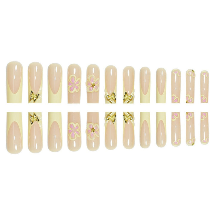Dekorative Nagelverzierungen mit floralen Akzenten Karnz