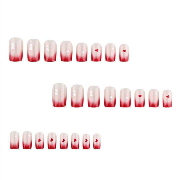 Romantische Nagelkunst mit Herzmotiven Karnz