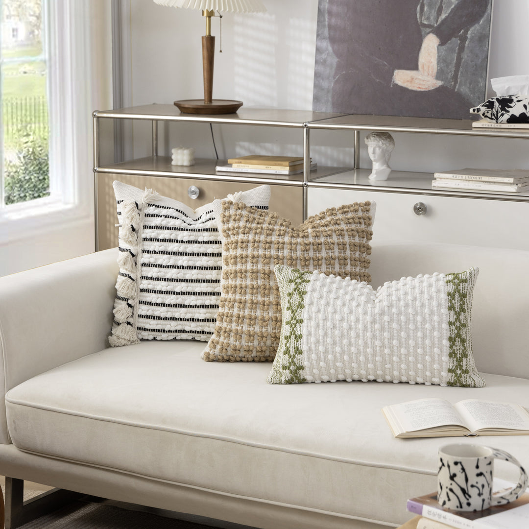 Gewebtes Boho-Dekokissen mit Quasten, Tuft-Relief und handgefertigten Details