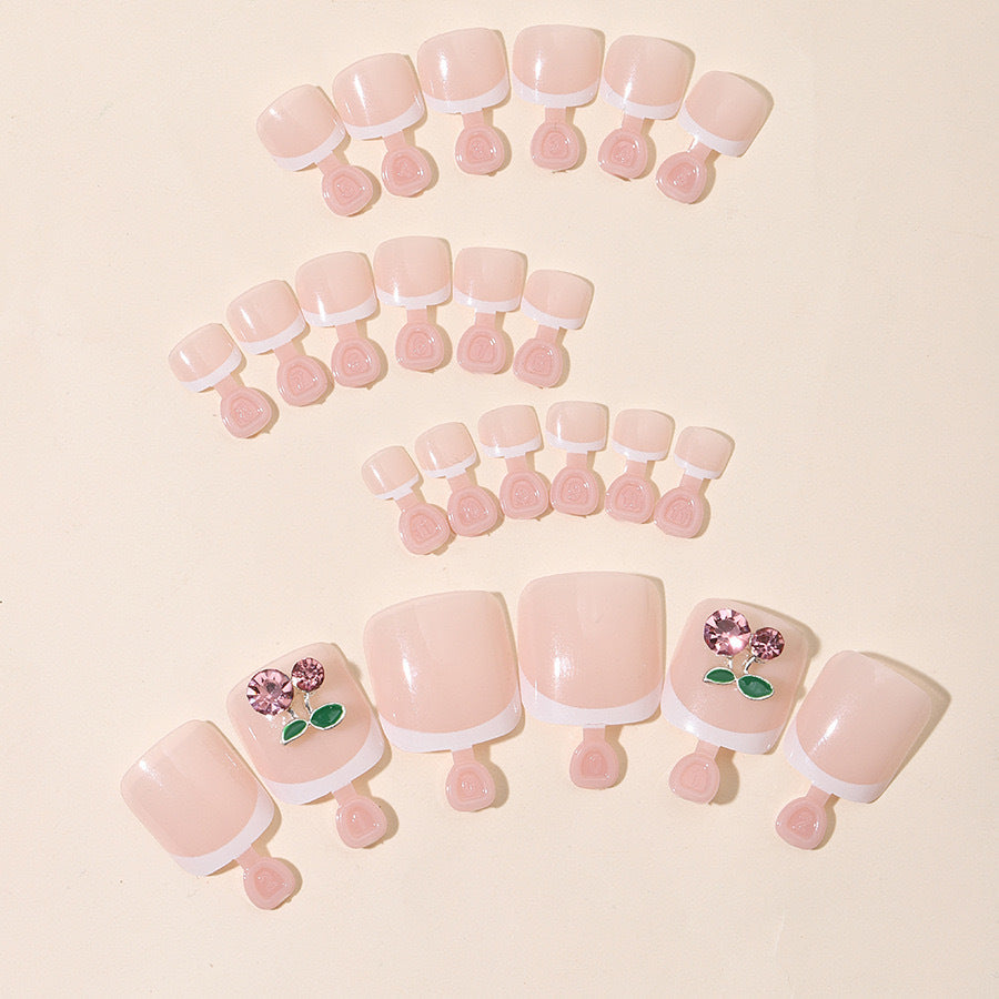 Kunstnagelset mit verspieltem Blumendesign Karnz