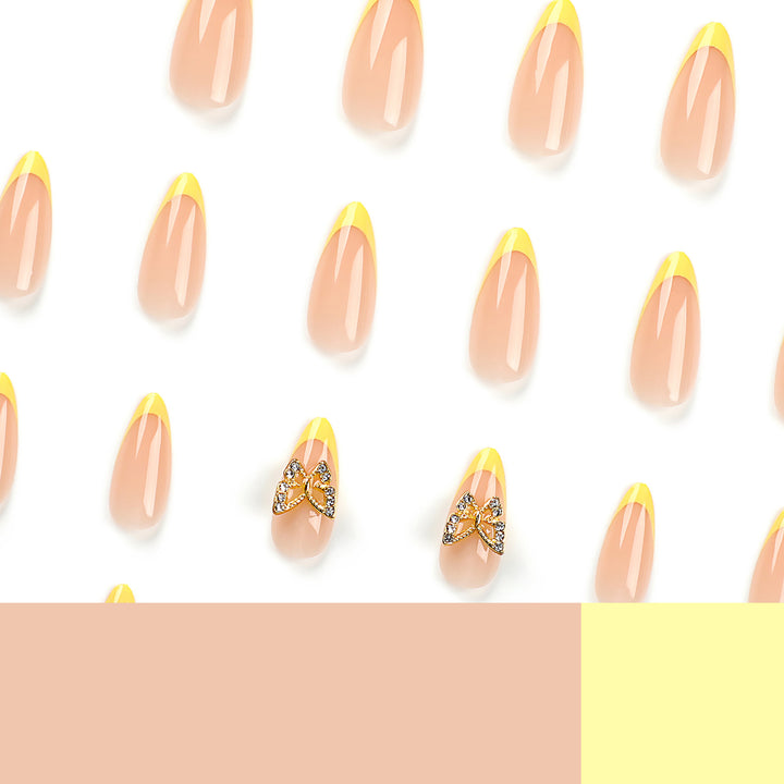 Kunstvolle Stiletto-Nägel mit glamourosem Schmetterlingsdesign Karnz