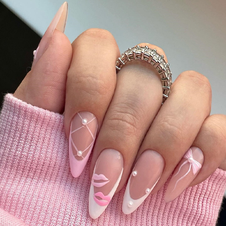 Künstlerisches Stiletto Press-On Nagelset mit einzigartigen Kiss- und Perlen-Designs Karnz