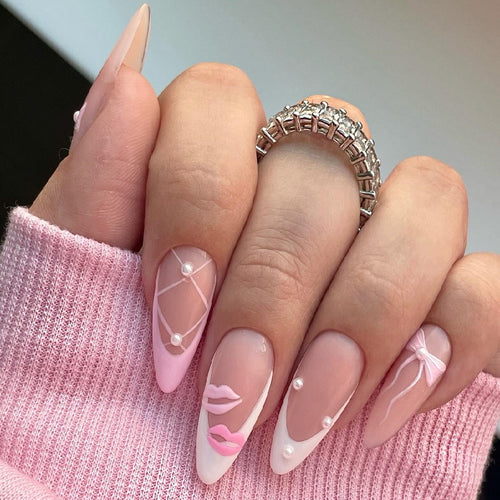 Künstlerisches Stiletto Press-On Nagelset mit einzigartigen Kiss- und Perlen-Designs Karnz