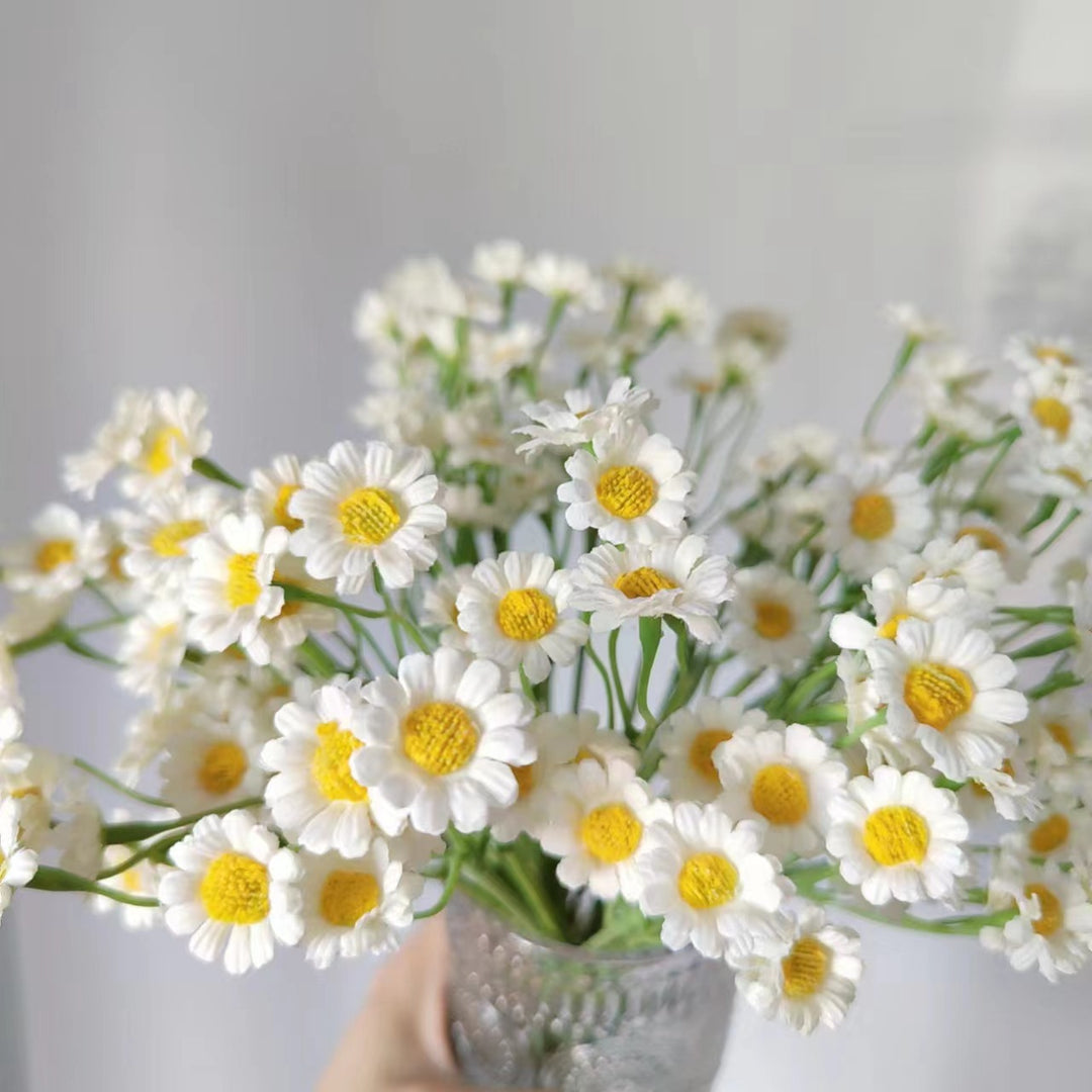 Lebensnahe Blumenstange mit charmanten gelben Gänseblümchen
