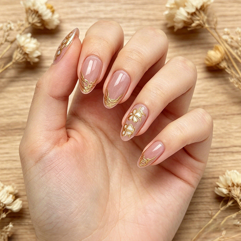 Kunstnagelset mit eleganten Blumendetails Karnz