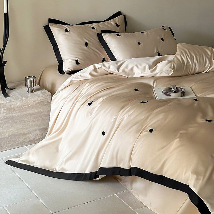 Luxuriöses Satin-Bettwäsche-Set mit Kirschstickerei und kontrastierter Einfassung