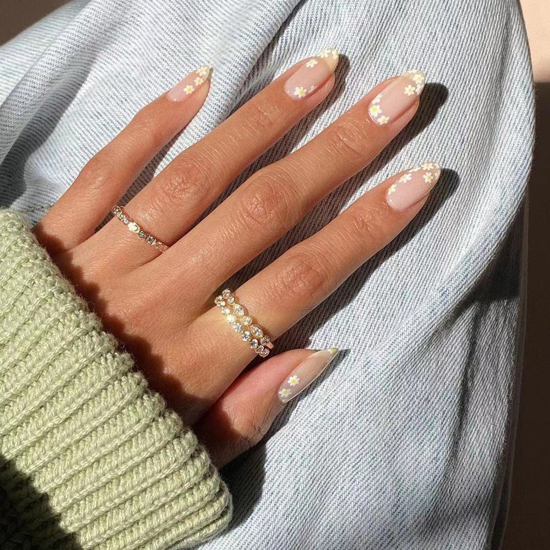 Künstliche Nagelkunst mit floralem Design und Glitzerakzenten Karnz