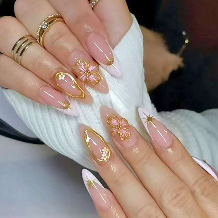Elegante florale Gel-Nagelkunst Karnz