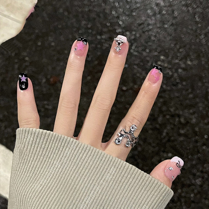 Kunstvolle Nail Art mit Glitzer-Details Karnz