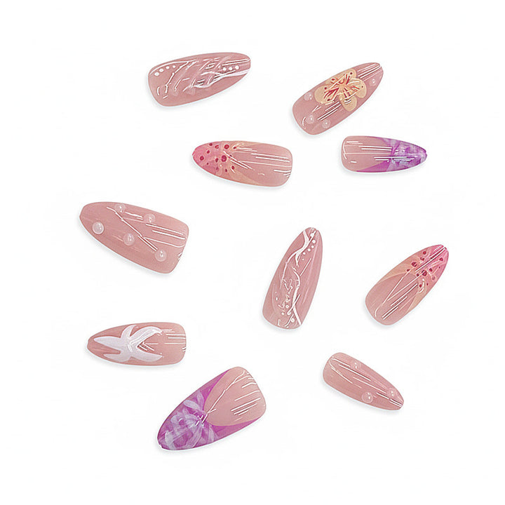 Künstlerisches floral Press-on Nageldesign Karnz