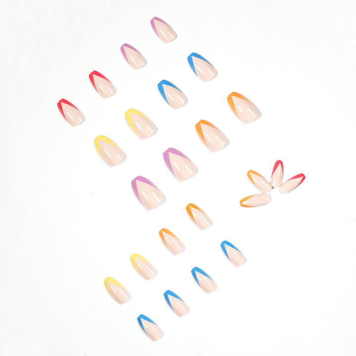 Künstliche Nagelkunst mit bunten Spitzen und eleganten akzentuierten Designs Karnz