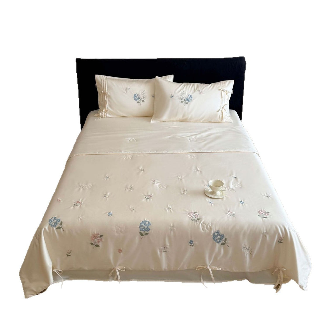 Gestepptes Bettüberwurf-Set mit fein besticktem Blumenrelief und Bandbefestigung Karnz