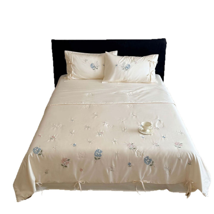 Gestepptes Bettüberwurf-Set mit fein besticktem Blumenrelief und Bandbefestigung Karnz